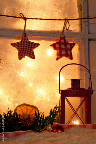 Foto: Weihnachtlich geschmücktes Fenster Weihnachtlich geschmücktes Fenster