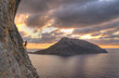 escalada en el mar en atardecer