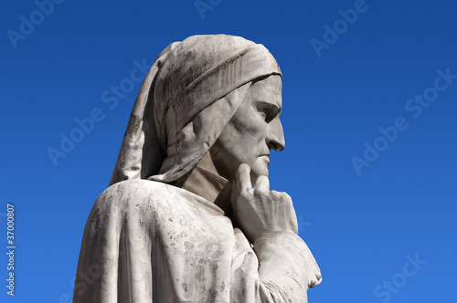 Photo: Statue of Dante Verone (Verona) Italy Statue of Dante Verone (Verona) Italy