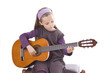 Mädchen beim Gitarrenspiel