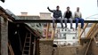 Video: Triumphierende Arbeiter bei einem Dachausbau auf einer Traverse Triumphierende Arbeiter bei einem Dachausbau auf einer Traverse