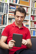 Foto: man news tablet man news tablet