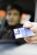 Foto: Customer in drive-thru holding out credit card Customer in drive-thru holding out credit card