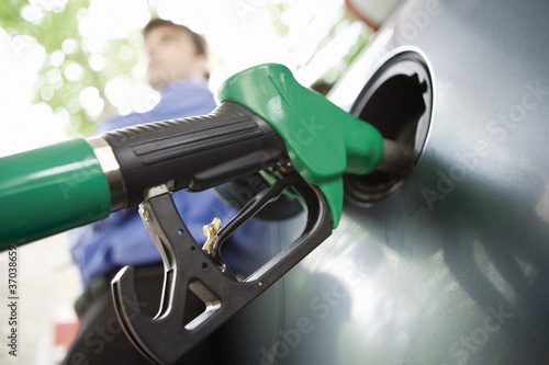 Foto: Refueling vehicle at gas station Refueling vehicle at gas station