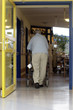 im Rollator im Pflegeheim unterwegs