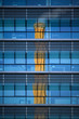 Moderno edificio de oficinas y antigua chimenea.. Modern office