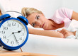 Schlaflos mit Uhr in der Nacht.