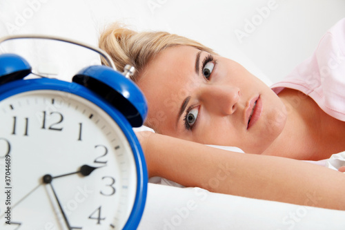 Photo: Schlaflos mit Uhr in der Nacht. Schlaflos mit Uhr in der Nacht.