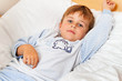 Kind liegt im Bett im Schlafzimmer