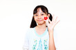 ハート型のお菓子を持っている女の子
