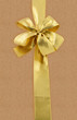 noeud doré emballage cadeau, fond papier kraft noeud doré emballage cadeau, fond papier kraft