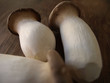 Drei Steinpilze auf Holztisch 5