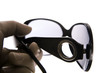 Sonnenbrille mit Lederhandschuh