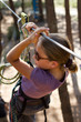 fillette au parc accrobranche