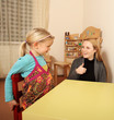 Mutter mit Tochter zeigt Daumen hoch