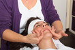 Gesichtsmassage einer schönen Frau