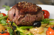 Foto: Steak mit Salat - auf grünem Spargel und Kartoffelscheiben Steak mit Salat - auf grünem Spargel und Kartoffelscheiben
