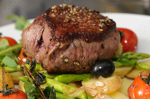 Photo: Steak mit Salat - auf grünem Spargel und Kartoffelscheiben Steak mit Salat - auf grünem Spargel und Kartoffelscheiben