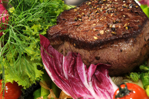 Foto: Steak mit Salat - auf grünem Spargel Steak mit Salat - auf grünem Spargel