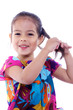 enfant qui tresse ses cheveux