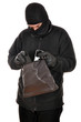 Einbrecher durchwühlt Handtasche