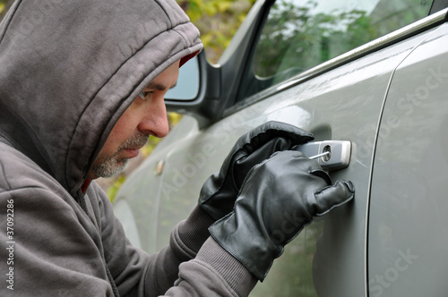 Foto: Autodieb bricht Autotür auf Autodieb bricht Autotür auf