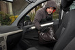 Dieb stiehlt Handtasche aus Auto