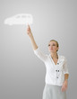 femme montrant une voiture