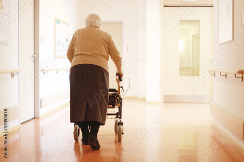 Photo: einsame Frau im Pflegeheim einsame Frau im Pflegeheim