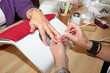 Im Nagelstudio - Nagelbettpflege