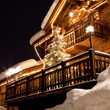 Photo: Chalet alpino con albero di Natale Chalet alpino con albero di Natale