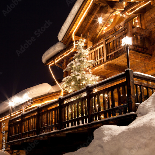 Photo : Chalet alpino con albero di Natale Chalet alpino con albero di Natale