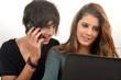 Communication - Jeunes étudiants et ordi portable
