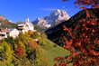Kleines Dorf mit Kirche in den Dolomiten