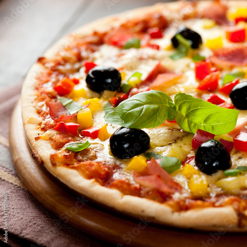 Foto: Pizza with ham, pepper and olives Pizza with ham, pepper and olives