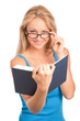 Foto: Frau schaut über ein buch Frau schaut über ein buch