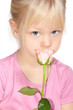 kleines Mädchen mit einer Rose