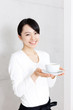 コーヒーカップを持った女性