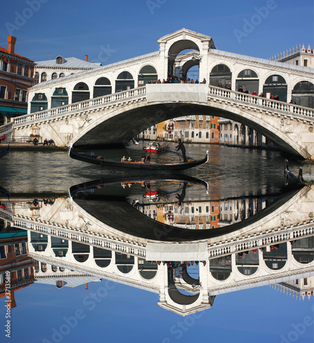 Photo: Venice, Ponte Rialto bridge with gondola Venice, Ponte Rialto bridge with gondola