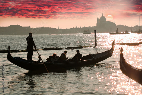 Foto: Venice, Gondola against colorful sunrise, Italy Venice, Gondola against colorful sunrise, Italy