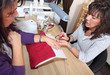 Nageldesignerin lackiert Kundin Fingernägel