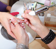 Nägel schleifen im Nagelstudio
