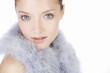 Foto: Portrait of a young woman wearing a feather shrug Portrait of a young woman wearing a feather shrug