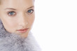 Foto: Portrait of a young woman wearing a feather shrug, close-up Portrait of a young woman wearing a feather shrug, close-up