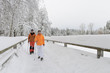 unterwegs im verschneiten Park
