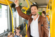 Männlicher Fahrgast in einem Bus