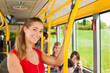 Weiblicher Fahrgast in einem Bus