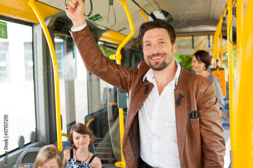 Photo: Männlicher Fahrgast in einem Bus Männlicher Fahrgast in einem Bus