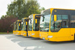 Busse in einer Reihe auf dem Bushof