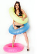sexy Frau mit drei Schwimmreifen
